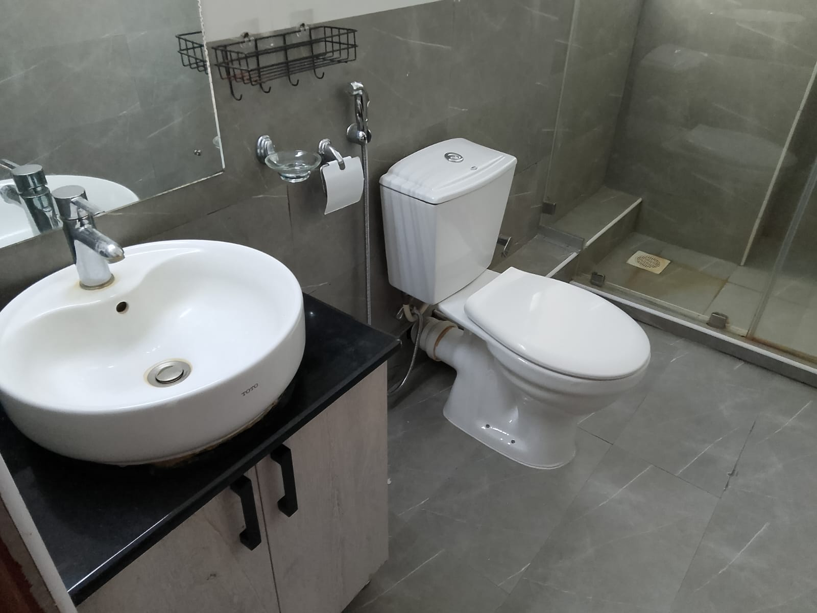 Modern 2 Bedrooms apartment living with luxury amenities and elegant finishes - Image 10