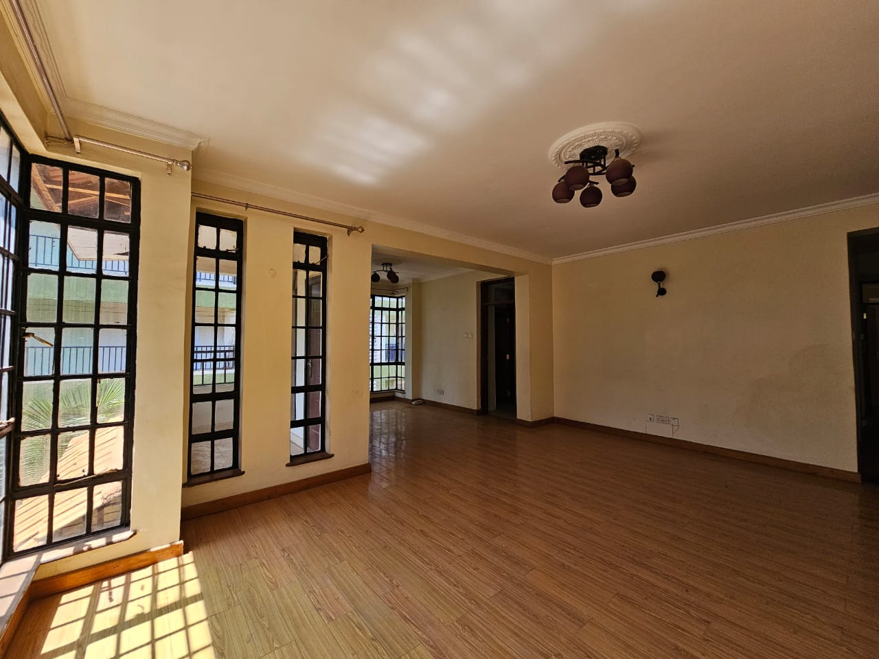 Spacious 3 Bedrooms Ensuite With Servant Quarter Ideal Families - Image 2