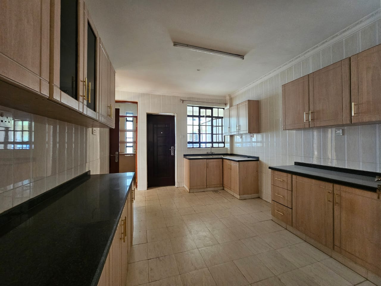 Spacious 3 Bedrooms Ensuite With Servant Quarter Ideal Families - Image 3