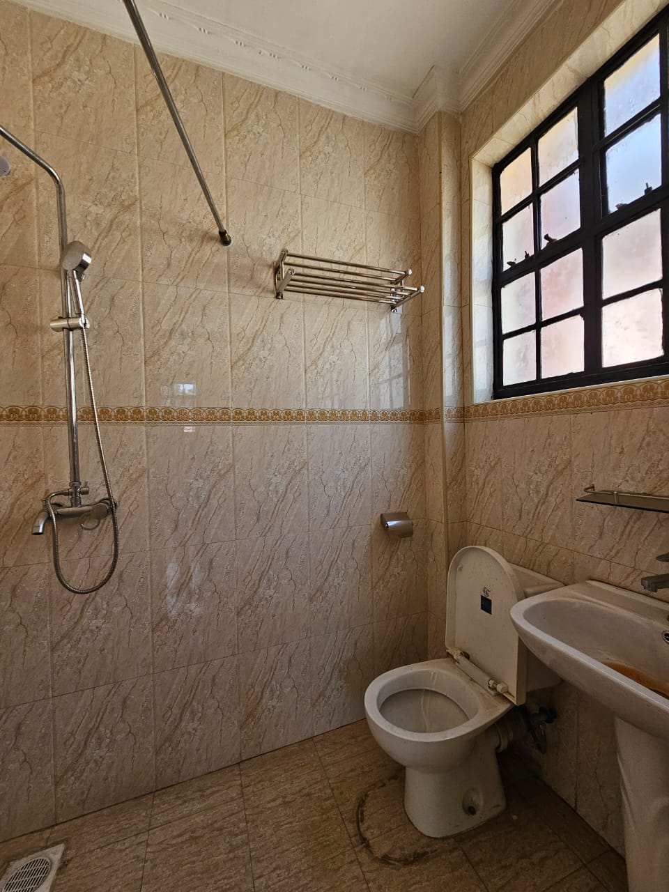 Spacious 3 Bedrooms Ensuite With Servant Quarter Ideal Families - Image 5