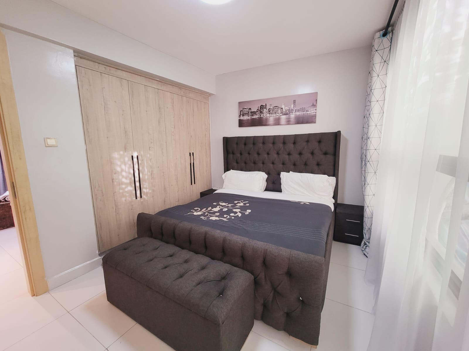 Elegant 2-Bedroom + SQ Airbnb in Prime Parklands Location - Image 12