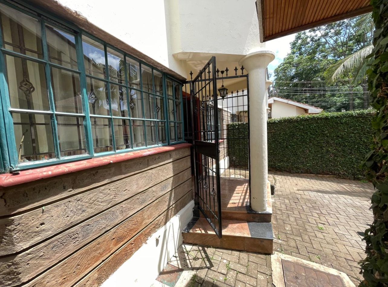 Spacious 4 bedroom townhouse with detached SQ and parking in Kileleshwa  - Image 2