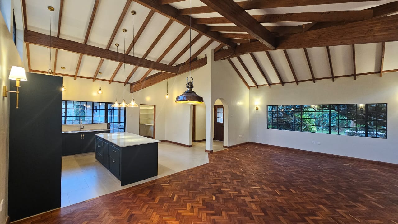 Stunning 4 Bedroom Family Residence Near Valley Arcade Shopping Centre  - Image 2