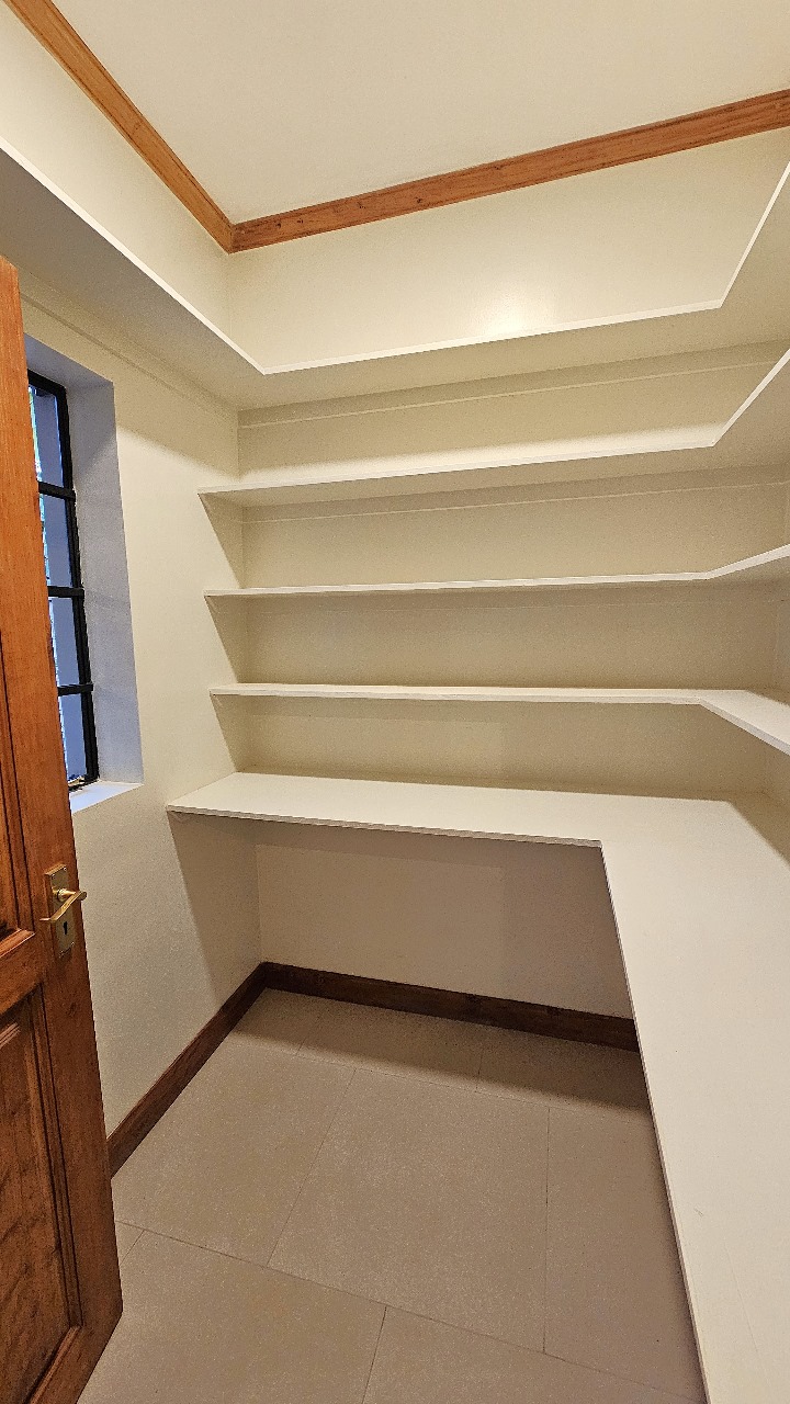 Stunning 4 Bedroom Family Residence Near Valley Arcade Shopping Centre  - Image 4