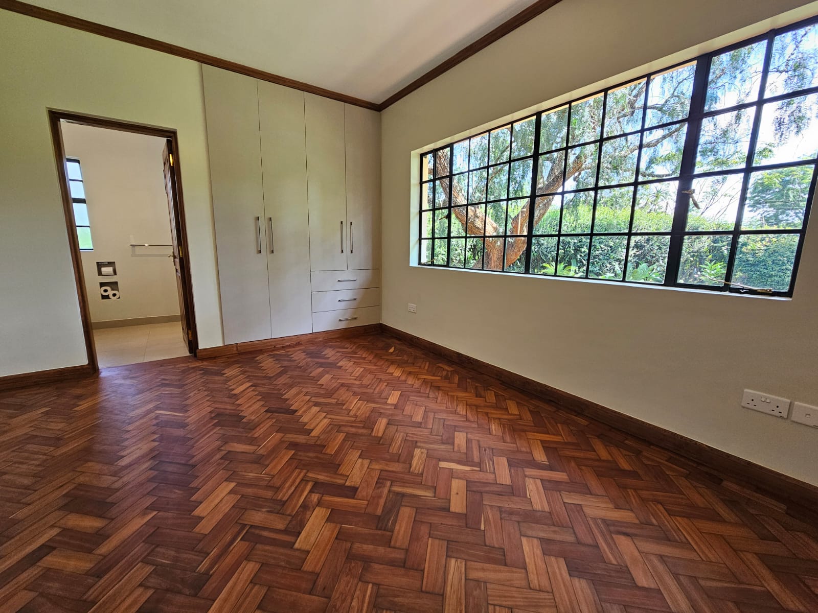 Stunning 4 Bedroom Family Residence Near Valley Arcade Shopping Centre  - Image 8