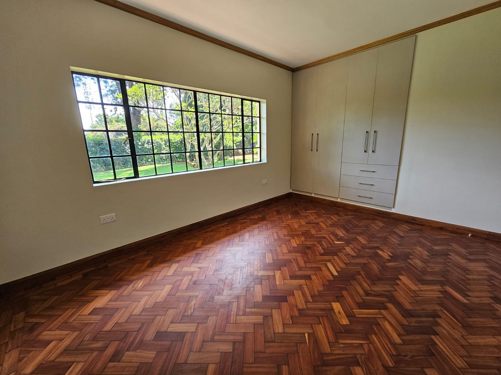 Stunning 4 Bedroom Family Residence Near Valley Arcade Shopping Centre  - Image 10