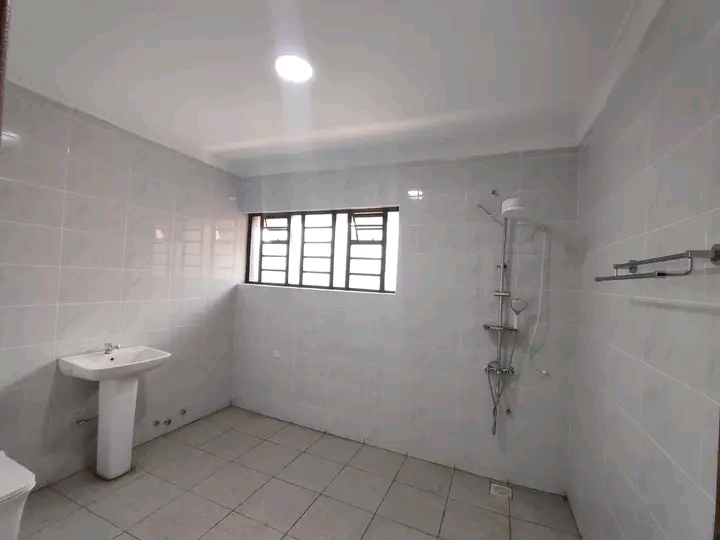 Modern three bedrooms house 🏠 to let in garden estate  - Image 4